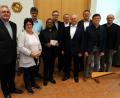 Bild: ct
Pfarrgemeinderat und Kirchenchor übergaben beim Pfarrfamilienabend auch Spenden (von links): Diakon Dieter Gerstacker, Kindergartenleiterin Sonja Schnellinger, Ministrantenbetreuer Werner Rieger, Pfarrvikar Hruday Madanu, Norbert Klier, Werner Prechtl, Chorleiter Heinz Krob, Bürgermeister Hans-Martin Schertl, Markus Graf und Hermann Klier.
