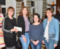 Bild: fjo
AWO-Kreisvorsitzende Karin Gesierich (Zweite von links) überreicht den beiden Leiterinnen, Julia Wittmann (Dritte von links) und Sabrina Wölfl (Vierte von lnks), Spenden für die Nachwuchsgruppen, wofür auch Ortsvorsitzende Andrea Grötsch (links) und Bürgermeisterin Margit Kirzinger Danke sagen.