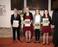 Bild: wro
Anton Pietruschka, Celine Groß, Luisa Fladerer und Amanda Korp (von links) feierten am Sonntag Konfirmation. Den Festgottesdienst in der evangelischen Auferstehungskirche gestaltete Pfarrer Martin Schlenk.