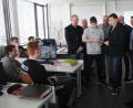 Bild: wro
Die Schüler Michael Kraus und Giuseppe Mandolfo (von links, vorne in der Mitte) erklären den Pädagogen am Beruflichen Schulzentrum, Wolfgang Eckstein, Hartmut Seidler, Hermann Körner, Wolfgang Hecht und Martin Zithier, die einzelnen Funktionen am neuen Tablet-PC.