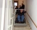 Bild: tra
Inklusionsbeauftragter Josef Leikam führte beim Wittelsbacher Saal den vorhandenen Treppenlift vor.