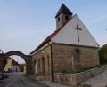 Bild: weu
Die Kapelle in Fuchsberg ist ein Schmuckstück des Dorfes. Mit einem feierlichen Gottesdienst, den Pfarrer Herbert Rösl zelebrierte, eröffnete Vorsitzender Ulrich Wohlgemuth die Jahreshauptversammlung des Kapellenbauvereins.