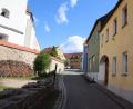 Bild: td
An der Nordseite der Pfarrkirche "Maria vom Siege" im Ortskern von Schwarzhofen schlängelt sich die kurze Lederergasse, wo die getötete Katze zu Hause war.