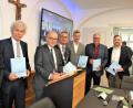 Bild: stg
Überall Freude über die gelungene Sanierung des Rathauses, die erfolgreichen vergangenen drei Jahrzehnte und den 200 Seiten starken Bildband: (von links) ZBFS-Präsident Norbert Kollmer, Landrat Wolfgang Lippert, Leitender Baudirektor Hubert Schmid, Bürgermeister Werner Nickl sowie die Architekten Ralph Stadter, Klaus Stiefler und Manuel Peetz.