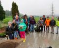 Bild: bsc
Mit Hilfe der Anwohner wurde der Eingangsbereich zum Ortsteil Siedlung der Gemeinde Friedenfels aufgewertet. Baumaßnahmen durch die Gemeinde und eine Pflanzaktion durch die Anlieger verschönern die Fläche um die Schulbushaltestelle. Bürgermeister Gottfried Härtl (Vierter von rechts) würdigte bei strömendem Regen das große ehrenamtliche Engagement der freiwilligen Helfer.
