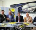 Bild: Wolfgang Steinbacher
In 25 Jahren haben sich jede Menge Geschichten rund ums Sommerfestival angesammelt. Es darf gelacht werden (von links): Maximilian Hahn vom Sponsor Stadtbau, Kulturreferent Wolfgang Dersch, Oberbürgermeister Michael Cerny, Norbert Fischer, der Vorsitzende der Freunde des Stadttheaters – auch ein Sponsor und Kulturfachkraft Katja Körtge.