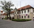 Bild: Gerhard Götz
Das Internationale Keramikmuseum (vorne und links im Waldsassener Kasten) soll ein wichtiger Baustein für den Kulturstandort Weiden bleiben. Der Stadtrat genehmigt den Vertrag mit der "Neuen Sammlung", der das Staatsmuseum für die nächsten fünf Jahre sichert.