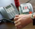 Bild: Gabi Schönberger
So funktioniert der Notrufknopf: Durch einen Druck aufs Armband wird über das Zusatzgerät am Telefon die Notrufzentrale alarmiert und die ist rund um die Uhr besetzt.