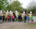 Bild: du
Jägerin Birgit Lanzl sowie die Erzieherinnen Silvia Kraus und Kathrin Lück basteln mit den Kindern der „Villa Kunterbunt“ im Kindergarten bunte Kitzretter.