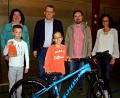 Bild: R. Kreuzer
Rektorin Petra Demleitner-Lebegern (links) gratuliert den Gewinnern Hermann Xavier (Zweiter von links) und Sarah Hantu (Dritte von rechts).