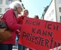 Bild: dpa/Patrick Seeger
"Auch ich kann Priesterin" - meinen Teilnehmerinnen einer Protestaktion der Initiative "Maria 2.0" der Katholischen Frauengemeinschaft in der Erzdiözese Freiburg. Dieses Ziel ist keinesfalls in kurzer Zeit erreichbar, sind drei Weidenerinnen überzeugt, die sich in der Kirche engagieren.