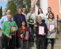 Bild: wrt
Doppelt gewürdigt: Petra Fifeik (hinten, Mitte) nahm Abschied vom aktiven Amt und ist, genauso wie Heinrich Kopatsch (vorne links) 40 Jahre in der Organisation. Rechts vorne Gudrun Turbanisch (35 Jahre), vorne Mitte die Jubilare Karin und Josef Albrecht
