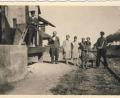 Bild: Martin Feigl, Archiv Josef Schmaußer
Der frühere Bahnhofsvorsteher und Bürgermeister von Ursensollen, Franz Xaver Feigl (links), stellt sich mit seiner Familie und einem Streckengeher stolz dem Fotografen.