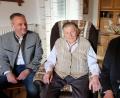 Bild: ohr
Alois Bierler aus Brensdorf beging seinen 90. Geburtstag. Bürgermeister Hans Prechtl (rechts) und Stellvertreter Thomas Rohrwild (links) überbrachten zum Jubelfest die Glückwünsche der Gemeinde Stulln. Sie bedankten sich auch für die 36-jährige Zugehörigkeit zum CSU-Ortsverband.