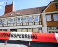 Bild: Christophe Gateau
Ein Absperrband der Polizei vor einem Haus in Wittingen. Hier wurden zwei der Leichen gefunden.
