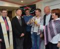 Bild: dob
Stadtpfarrer Pater Hans Ring und der evangelische Stadtpfarrer Dieter Schinke (von links) segnen das Haus. Bärbel, Erwin und Dominik Riedel stoßen mit dem stellvertretenden Bürgermeister Uli Münchmeier aus Vohenstrauß (von rechts) auf den Erfolg an.