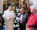 Bild: do
Josef Kämpf (rechts) und Werner Kosmale (links) überreichen als Vertreter der Ensembles an Pater Adrian Kugler (Zweiter von links) und Andreas Steinl vor dem Marienaltar der Klosterkirche eine Spende.