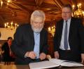 Bild: ads
Wolfgang Babl beim Eintrag in das Goldene Buch der Stadt Amberg.