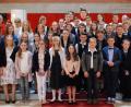 Bild: sche
41 Firmlinge aus der Pfarrei Aschach-Raigering und aus der Pfarreiengemeinschaft Johannisberg mit Weihbischof Reinhard Pappenberger, Pfarrvikar Robert Kratzer ( von links) Pfarrer Eduard Kroher (hintern 3. von rechts) und Pfarrer Moses Gudapati (rechts).