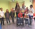 Bild: hl
Schnell noch ein Foto von der Spendenübergabe an Sabine Arbter (rechts) und dann ab zum Spielen: Nachdem die Waldecker Kommunionkinder (links) mit den Müttern Melanie Kastner und Lisa Schiml (hinten von rechts) das Geld überreicht hatten, verbrachten sie die Zeit mit ihren Altersgenossen von der Petö-Tagesstätte.