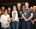 Bild: dl
Melanie Blaschke (Fünfte von links) präsentiert den neuen Wanderpokal, den sich der VPC Thanstein holte. Für den Ausrichter gratulierte Schützenmeister Ludwig Dirscherl (rechts) den weiteren Preisträgern und Pokalgewinnern, auf dem Bild zusammen mit weiteren Vereinsvertretern.