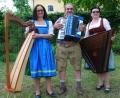 Bild: tss
Das Ehepaar Andrea Zellner-Vitzthum und Martin Zellner (von rechts) aus Lennesrieth sowie die Weidenerin Christine Eller spielen als "Hackbrett Furiosa" bayerische und internationale Volksmusik.