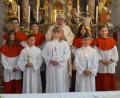 Bild: rkp
Die Erstkommunionkinder Mona Krämer, Bastian Simbeck und Timo Simbeck, zusammen mit Pfarrer Eugen Wismeth und den Thansteiner Ministranten.