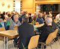 Bild: hwk
Festausschussvorsitzender und zweiter Bürgermeister Arno Stahl (links) stellt den Vertretern der Dorfgemeinschaften und Vereinen sowie Helfern den aktuellen Planungsstand für den Historischen Erntedankzug im kommenden Jahr vor.