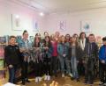 Bild: jzk
Kunstlehrerin Sabine Seur (Dritte von rechts) lobt die Realschüler für ihre gelungenen Beiträge zum Thema „Kunst und Musik“. Vier davon sind hinten an der Wand zu sehen. Das linke Bild von Lea Lehner (8b) hat der Ausstellung den Namen gegeben.