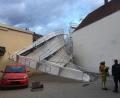 Bild: exb/THW Schwandorf
In der Sackgasse riss der Sturm am Dienstag ein Gerüst aus seiner Halterung. Es stürzte um und beschädigte dabei ein dort abgestelltes Auto.