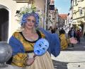 Bild: Petra Hartl
Hereinspaziert in die Fußgängerzone: Stephanie Dotzler stellt beim Welttheater die Trägheit dar - eine der sieben Todsünden, die am Samstag in der Altstadt künstlerisch thematisiert werden.