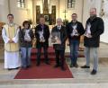 Pfarrer Stefan Rödl dankt Christa Strobl, Sebastian Grundler, Wolfhard Erling, Roland Güll und Markus Punzmann (von links) für die Tätigkeit in der Kirchenverwaltung.