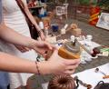 Bild: Kai Remmers/dpa
Klassiker wie eine Gugelhupfbackform oder eine Kaffeemühle sind sicher auch dabei. Aber der Ursensollener Garagenflohmarkt hat auch Kurioses im Angebot: Ein Oldtimer-Moped und einen Holzofen.