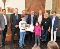 Bild: Andreas Royer
Simon Drexler und Luisa Kraus (vorne) von der Grundschule aus Neunburg vorm Wald nahmen bei ihrem Besuch am Mittwoch die Urkunde für den 250 000. Besucher im Schulmuseum entgegen. Mit ihnen freuten sich (von links)Museumsleiter Herbert Übelacker, Landrat Richard Reisinger, Sparkassen-Gebietsdirektor Alois Auer, Bürgermeister Michael Göth, Klaus Kreil (Förderverein), Martina Herbst und Martina Windisch-Keck (Museum).