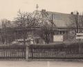 Archivbild: wro
Ältere erinnern sich beim Blick auf dieses Bild: Das bestehende Schulhaus wurde in den 1950er Jahren erweitert. Links grenzt die 1969 als Hauptschule gegründete heutige Mittelschule an. Das Bild entstand im Jahr 1951, als im Dezember Richtfest gefeiert wurde.