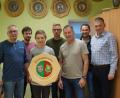 Die Freundschaftsscheibe gewann Maximilian Ost (Dritter von links) mit 37 Ringen. Dazu gratulierten (von links) Feuerwehrvorsitzender Thomas Bayer, zweiter Kommandant Johannes Schmid, Kommandant Hans-Jürgen Schlosser, Sportleiter Günther Gradl, Schießleiter Matthias Reis und zweiter Feuerwehrvorsitzender Sven Ost.