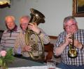 Bild: frd
Die „Blechmusi“ ist beim Hobby-Musikantenstammtisch genauso daheim wie das Schifferklavier, die Gitarre, die Zither, die Mundharmonika oder die Rhythmuslöffel. Wer grad nicht mitspielt, der singt einfach mit.