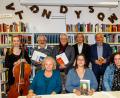 Bild: sus
Hannah von Glasow, Alfred Wolfsteiner, Thomas Dobler, Franz Schindler, Franz Xaver Huber, Nele von Glasow (stehend, von links) sowie Waltraud Wördemann, Anja Wilhelm und Daniela von Glasow-Kalischek (sitzend, von links) gestalteten die Lesung in der Stadtbibliothek.