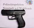 Bild: exb/Polizei Neustadt
Die schwarze Softairwaffe, optisch wie eine Pistole Walter P99, haben die Beamten sichergestellt.