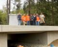 Bild: ihl
Die Forellenbachbrücke ist so gut wie fertig. Bei einem Ortstermin mit Bürgermeisterin Birgit Höcherl, Schönsee, (Mitte) und Manfred Dirscherl, Weiding, (rechts daneben), informierte Henner Wasmuth, Leiter des Straßenbauamtes, (rechts) über den weiteren Zeitplan zum Ausbau der Staatsstraße.