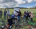 Bild: mez
Mit Pfarrer, Kaplan, Mitgliedern des Sportvereins sowie Monika Stahl (Mitte) brechen die Immenreuther Firmlinge zu einer Radtour auf, bei der sie den sieben Schätze des Heiligen Geistes nachspüren.