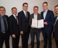Bild: exb
Kastls Bürgermeister Josef Etterer (von links), MdL Tobias Reiß, CSU-Europawahlkandidat Christian Doleschal und CSU-Ortsvorsitzender Johann Walter (rechts) unterstützen JU-Ortsvorsitzenden Felix Kirchberger (Zweiter von rechts) bei der Übergabe seiner Anträge an Staatsminister Bernd Sibler.