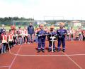 Bild: bkr
Die Feuerdrachen verabschieden Nicola Scheidler, Tyrek Schmelzer und Nils Ködel (vorne von links). Sie wechselten zur Jugendfeuerwehr, nicht aber ohne mit dem jüngsten Wehrnachwuchs noch einmal zu üben.