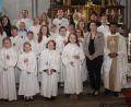Bild: wro
Den Kommuniongottesdienst gestalteten Pfarrer Joseph (rechts) und Pater Martin (links) gemeinsam. Gekommen waren auch die Rektorin der Grundschule Wiesau, Inge Dick (vorne, Zweite von rechts), und die Lehrerin der dritten Klasse, Julia Greger (hinten links). Es gratulierten auch die Ministranten und die Tischmütter.