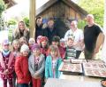 Bild: lep
Früh übt sich, wer das Brotbacken lernen will. Das lernen die Vorschulkinder des Kinderhauses Sankt Elisabeth bei Familie Speckner in Tagmanns.