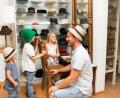 Bild: Stadt Waldsassen
Familie im Hutladen im Stiftlandmuseum Waldsassen.
