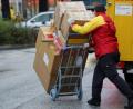Bild:  Malte Christians/dpa
Schleppen für die Konsumfreuden der Kunden: Paketboten sind nicht die Profiteure des E-Commerce-Booms.