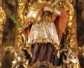 Bild: hl
Eine Figur auf dem Hochaltar der Waldecker Pfarrkirche stellt den heiligen Johannes von Nepomuk dar.