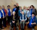 Bild: mng
Teamsprecherin Christine Pfeiffer (links) ehrt langjährige Mitglieder: Ruth Baur, Juliane Severin, Irene Koppauner, Rosi Seitz, Berta Sporr, Josefine Walberer (von rechts) sowie Hermine Meier und Maria Neumann (sitzend, von rechts). Neu wurden Gabriele Rauch, Renate Kneidl und Rita Graser (Zweite bis Vierte von links) im Katholischen Frauenbund aufgenommen.