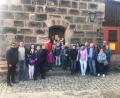 Bild: soj
Zusammen mit Pfarrer Pater Anish George erkundeten die Kommunionkinder mit ihren Eltern in Nürnberg den "Turm der Sinne".